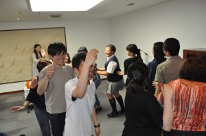 輪になって周り続けます!みんなが一つになった瞬間です踊りに決まりがないから参加しやすい!