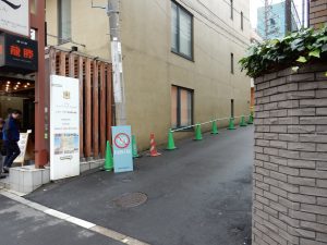 この路地を入れば大使館はすぐ!